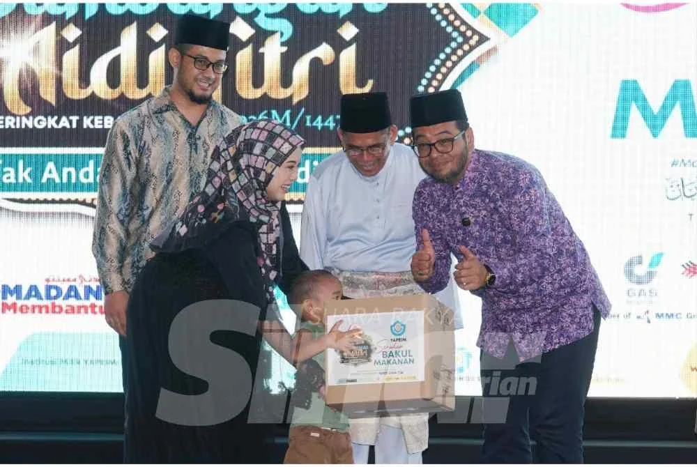 Zulkifli Hasan bersama Pengerusi Lembaga Pemegang Amanah YAPIEM, Abdul Khudus Mohd Naaim menyampaikan sumbangan bakul makanan kepada wakil penerima pada majlis Serahan Sumbangan Aidilfitri yang diadakan di Ibu Pejabat YAPIEM pada Selasa.