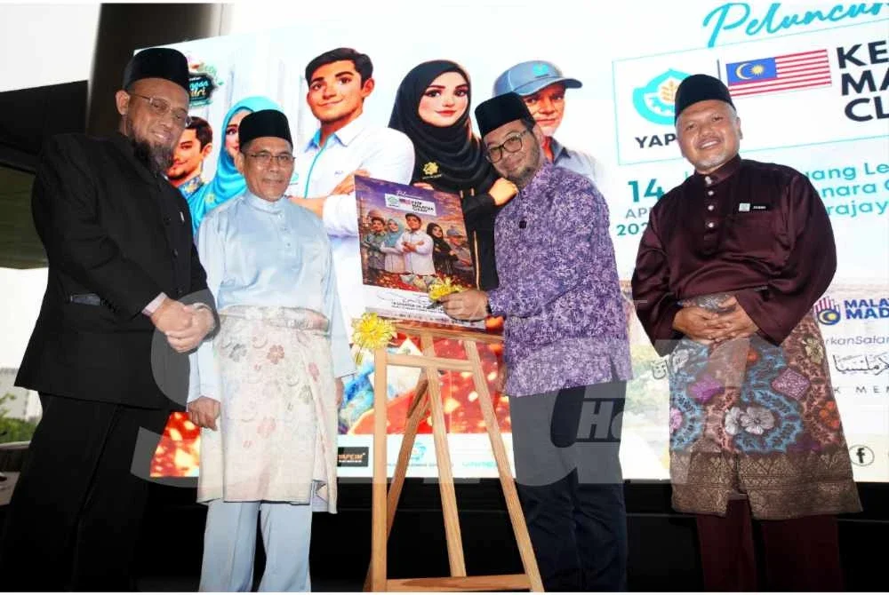 Zulkifli bersama Pengerusi Lembaga Pemegang Amanah YAPIEM, Abdul Khudus Mohd Naaim melancarkan Kempen Keep Malaysia Clean pada majlis Serahan Sumbangan Aidilfitri yang diadakan di Ibu Pejabat YAPIEM pada Selasa.