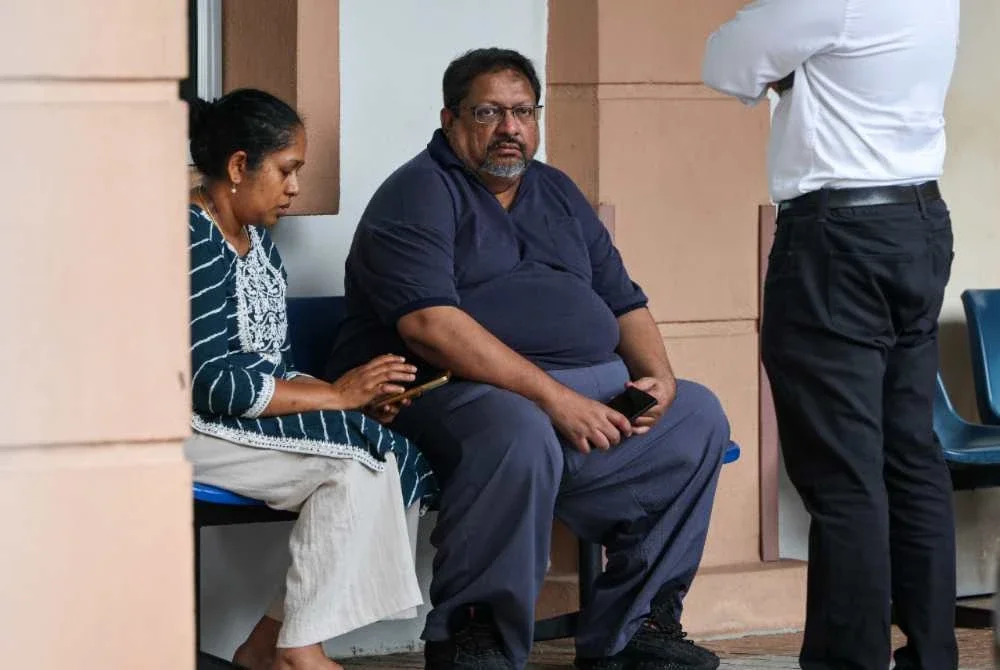 Dr Ananda Raj semasa menunggu proses bedah siasat mendiang bapanya di Jabatan Perubatan Forensik Hospital Pulau Pinang pada Selasa. Foto Bernama
