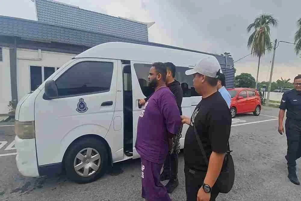 Seorang lelaki yang tular mengejar anggota polis dan memegang senjata di sebuah restoran minggu lalu, didenda RM9,100 oleh Mahkamah Majistret Telok Datok pada Selasa.