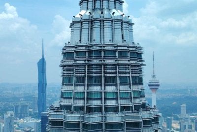 Pemandangan ketika berada di puncak Menara Berkembar Petronas.