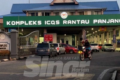 Pelajar perlu meredah perjalanan sejauh 3.7 kilometer sama ada menaiki motosikal atau berjalan kaki untuk sampai ke sekolah sebaik sahaja melepas ICQS Rantau Panjang.
Foto: HAZELEN LIANA KAMARUDIN