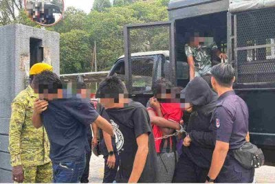 Beberapa pelajar yang terlibat pergaduhan depan sebuah sekolah di Bandar Selesa Jaya dibawa ke Mahkamah Majistret Johor Bahru pada Selasa.