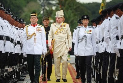Sultan Nazrin berkenan memeriksa Kawalan Kehormatan Utama yang terdiri daripada tiga pegawai dan 102 anggota lain-lain pangkat sempena perasmian Istiadat Pembukaan Rasmi Tahun Keempat Persidangan Dewan Undangan Negeri (DUN) Perak Ke-15 di Bangunan Perak Darul Ridzuan pada Selasa. Foto Bernama