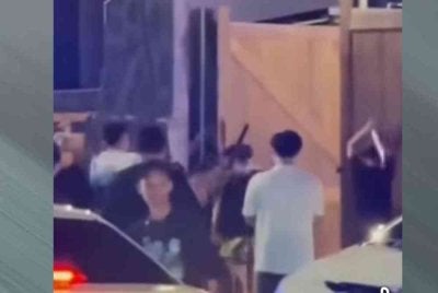 Tangkap layar video tular memaparkan insiden pergaduhan di hadapan sebuah pusat hiburan di Kepong, Kuala Lumpur pada Ahad.