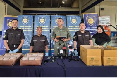 Nik Ezanee (tengah) ketika sidang akhbar di Wisma Jabatan Kastam Diraja Malaysia (JKDM) Pelabuhan Utara pada Selasa.