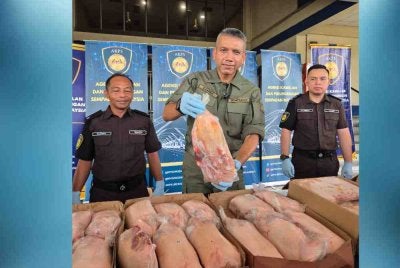 Nik Ezanee menunjukkan antara daging sejuk beku yang dirampas.
