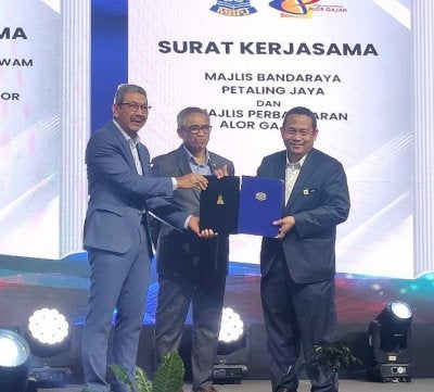 Shamsul Azri (tengah) menyaksikan pertukaran Nota Kerjasama Jabatan Perkhidmatan Awam (JPA) dan Pejabat Setiausaha Kerajaan Negeri Selangor semasa Majlis Penutup Program Semarakkan Inovasi Sektor Awam Tahun 2026 di MBSA Convention Centre di sini pada Selasa.
