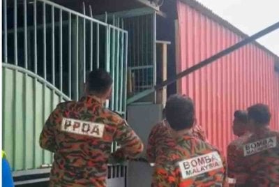 Operasi mengeluarkan mayat terpaksa dibantu pasukan bomba dan polis berikutan rumah dalam keadaan berkunci.