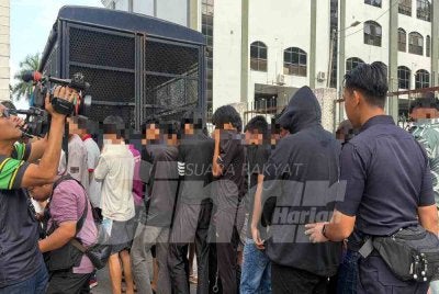 Beberapa pelajar yang terlibat pergaduhan depan sebuah sekolah di Bandar Selesa Jaya dibawa ke Mahkamah Majistret Johor Bahru pada Selasa.