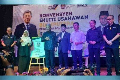 Mohamad (lima dari kanan) pada majlis Mini Konvensyen Ekuiti Usahawan Bumiputera Zon Selatan di UiTM Rembau pada Selasa. 