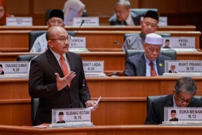 Mohd Salleh (kiri) pada persidangan DUN Kedah di Wisma Darul Aman pada Selasa. Foto FB Dato Salleh Saidin