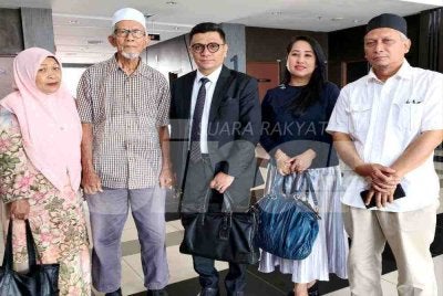 Ruhani (kiri) bersama suami, Wan Abdul Rahman dan Tengku Shazuan (tengah) menarik nafas lega selepas lebih sedekad menunggu akhirnya Mahkamah Tinggi di Kota Bharu menolak permohonan defendan untuk membatalkan saman difailkan sekali gus membuka kepada ruang perbicaraan penuh kes tersebut.

