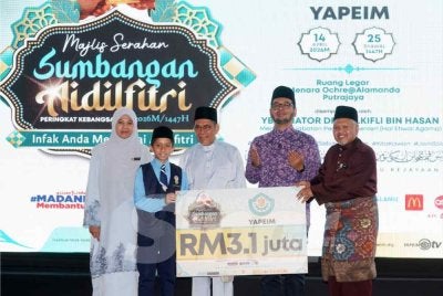 Zulkifli bersama Pengerusi Lembaga Pemegang Amanah YAPIEM, Abdul Khudus Mohd Naaim menyampaikan sumbangan RM3.1 juta pada majlis Serahan Sumbangan Aidilfitri yang diadakan di Ibu Pejabat YAPIEM pada Selasa.