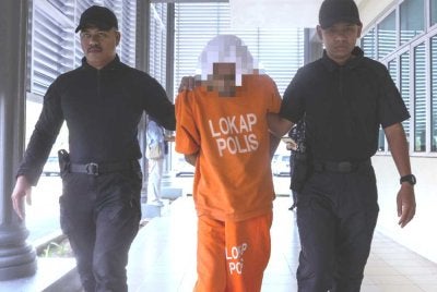 Seorang bapa tiri di penjara selama 30 tahun dan disebat 18 kali oleh Mahkamah Sesyen atas enam pertuduhan merogol anak perempuan tiri bawah umur sejak tahun lepas. Foto Bernama