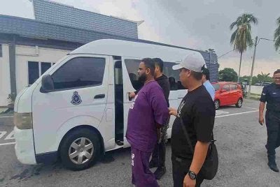 Seorang lelaki yang tular mengejar anggota polis dan memegang senjata di sebuah restoran minggu lalu, didenda RM9,100 oleh Mahkamah Majistret Telok Datok pada Selasa. 