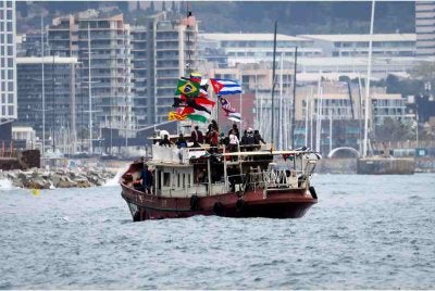 Para aktivis misi kemanusiaan GSF 2.0 memulakan pelayaran mereka di Laut Mediterranean dari Pelabuhan Barcelona menuju ke Gaza dengan ribuan penyokong dari pelbagai negara berhimpun di Moll de la Fusta. Foto Bernama