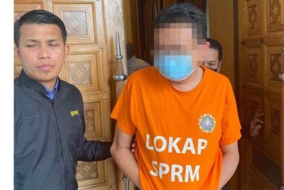 Seorang CEO direman lima hari untuk siasatan kes meminta dan menerima rasuah RM1 juta berkaitan pembinaan gelanggang skuasy. Foto: SPRM