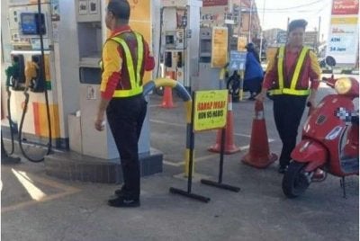 Gambar tular yang dikongsikan orang awam memaparkan sebuah stesen minyak di Bukit Payung yang didakwa mengalami kehabisan bekalan bahan api sehingga mencetuskan kebimbangan dalam kalangan pengguna.