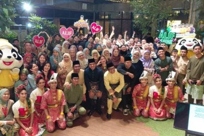 Para tetamu serta pemenang pertandingan bergambar di Rumah Terbuka ‘Raya Sama-Sama’ MR D.I.Y di Glasshouse Seputeh pada Selasa.