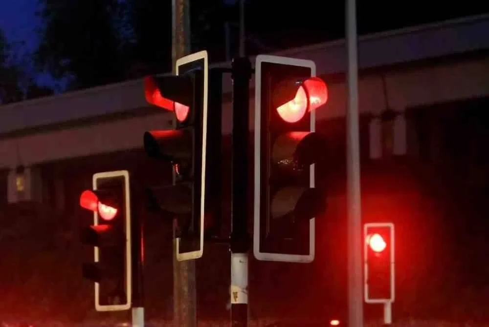 Kemalangan boleh berlaku setiap minit apabila pengguna ingkar peraturan terutamanya isyarat lampu merah. Foto hiasan
