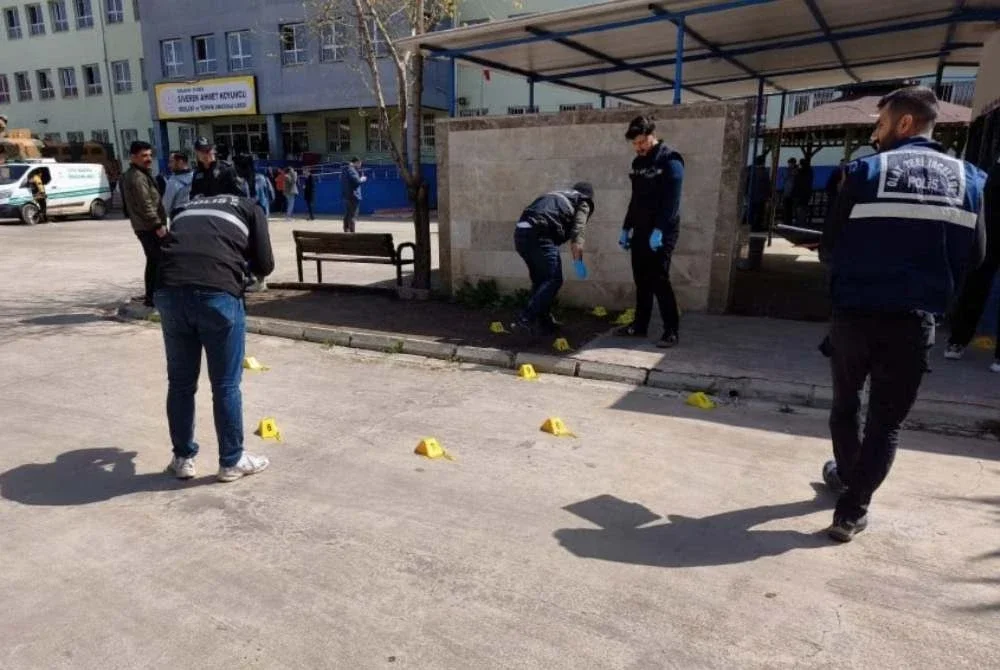 Pasukan polis dan forensik menjalankan siasatan di lokasi bekas pelajar melepaskan tembakan. Foto Reuters