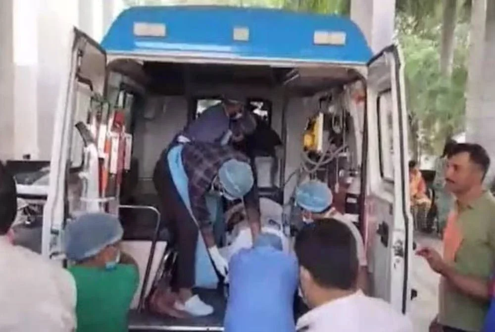 Lebih 30 pekerja loji jana kuasa di Chhattisgarh dibawa ke hospital bagi menerima rawatan. Foto Agensi