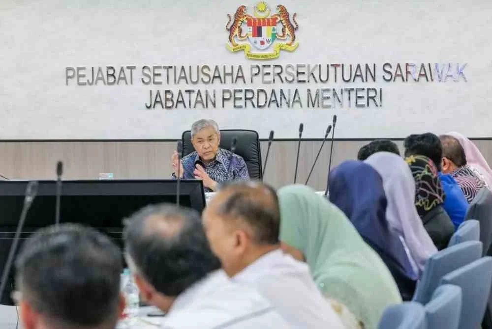 Ahmad Zahid mempengerusikan mesyuarat penyelarasan pelaksanaan projek BALB di Kuching, Sarawak pada Selasa. Foto: ihsan KKDW