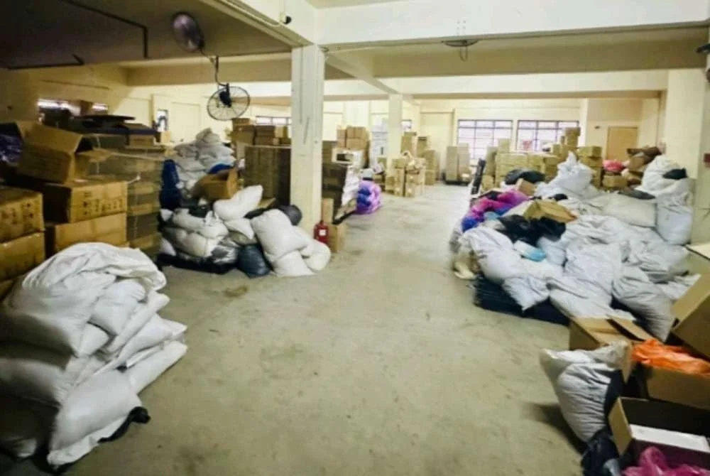 Sebuah premis di Puchong diserbu LGM dengan rampasan kira-kira 4 tan sarung tangan getah tanpa permit pada Selasa. Foto LGM