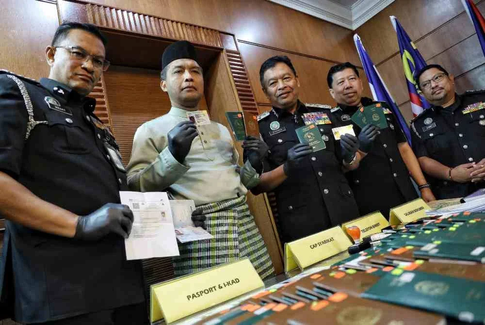 Zakaria (tengah) menunjukkan barangan yang dirampas dalam sidang akhbar di Putrajaya pada Rabu.