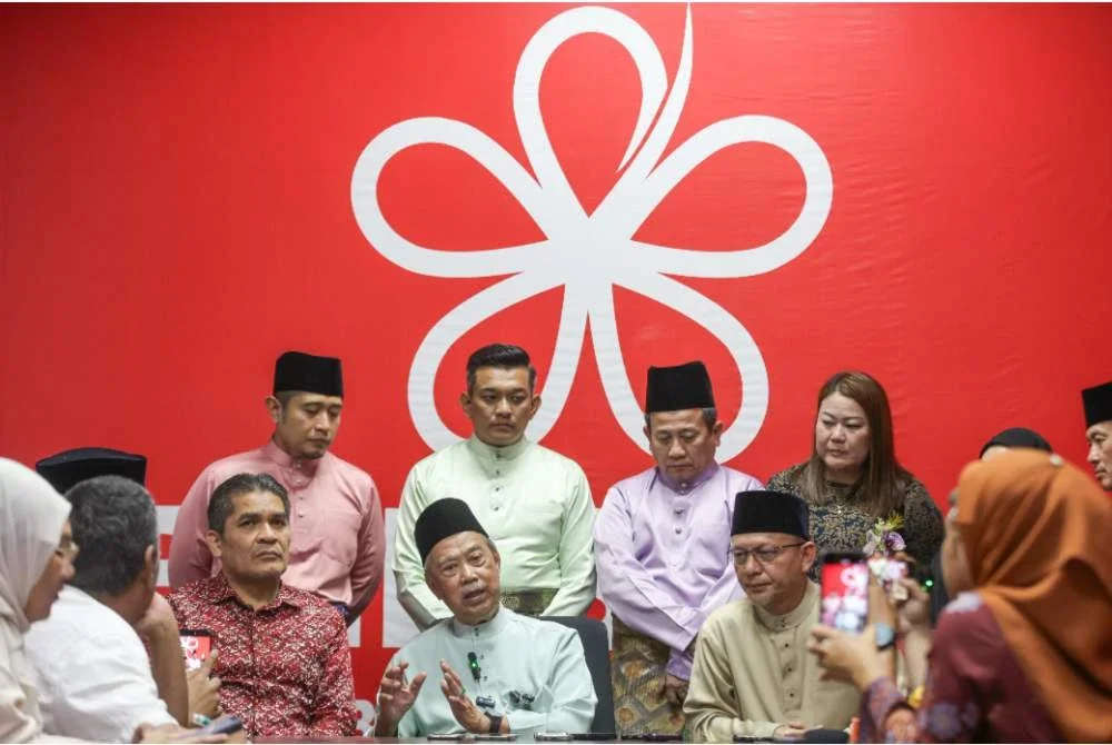 Muhyiddin (tengah) ketika sidang akhbar selepas selepas menghadiri Majlis Jamuan Hari Raya Aidilfitri Bersatu Terengganu di Kuala Terengganu pada Rabu.
