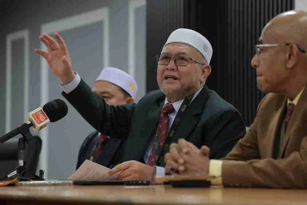 Razman (tengah) dalam sidang akhbar pada Rabu.
