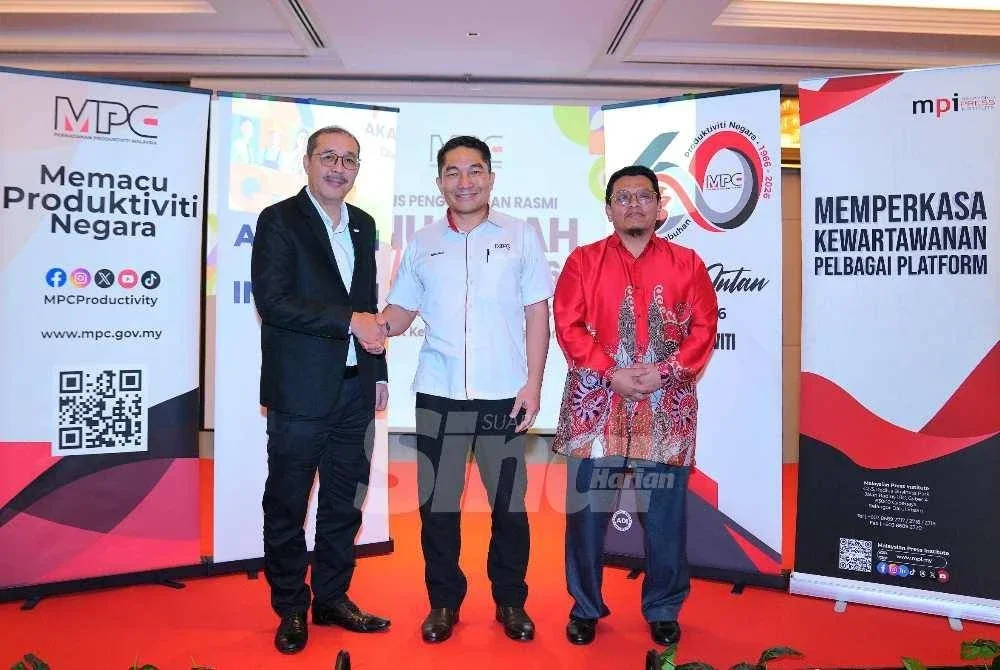 Ainol Amriz (kiri) dan Mohamad Norjayadi (tengah) melancarkan Anugerah Media Akademi Dalam Industri (ADI) di sebuah hotel pada Rabu. FOTO: SINAR HARIAN / MOHD HALIM ABDUL WAHID.