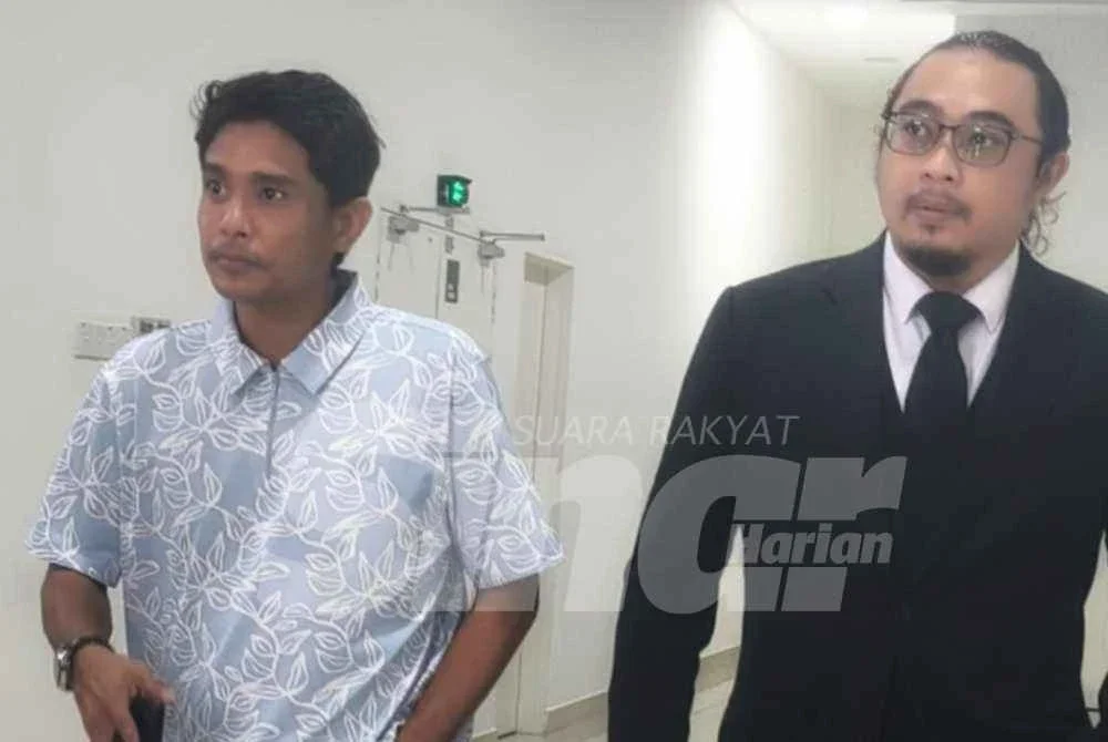 Mohd Aliff Naim (kiri) hadir ke Mahkamah Majistret Ampang pada Rabu.