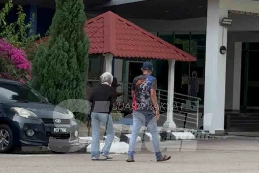 Kedua-dua mereka dilihat memakai pelitup muka, sementara pemandu bas itu turut mengenakan topi ketika tiba di IPD Jasin.