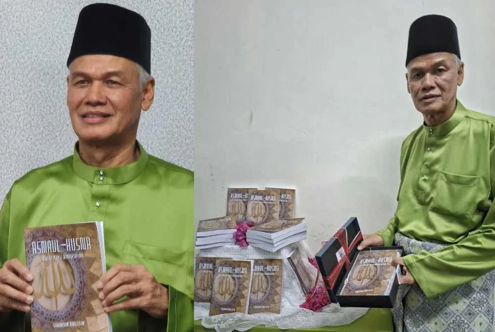 Suhardiman menunjukkan buku yang berjaya diterbitkan olehnya menerusi Rumah Ngaji Barokah.