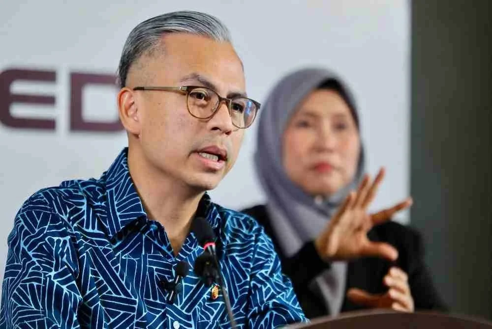 Fahmi bercakap mengenai taklimat krisis tenaga global pada sidang media mingguan Kabinet di Putrajaya, pada Rabu. Foto Bernama