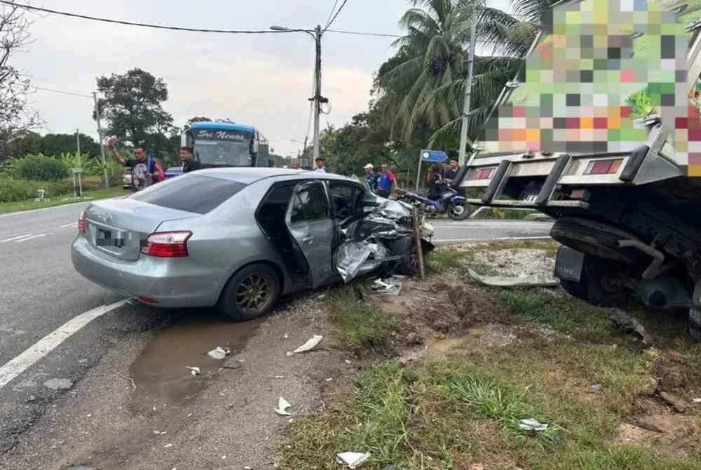 Seorang guru wanita maut kemalangan dengan sebuah lori di Jalan Sri Menanti-Parit Sikom, Pontian. - Foto IPD Pontian