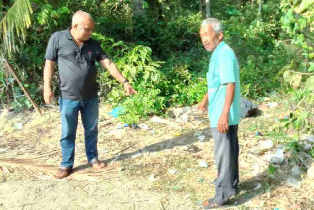 Penduduk menunjukkan lokasi penemuan mangsa sebelum dibantu bawa ke hospital. Foto pembaca