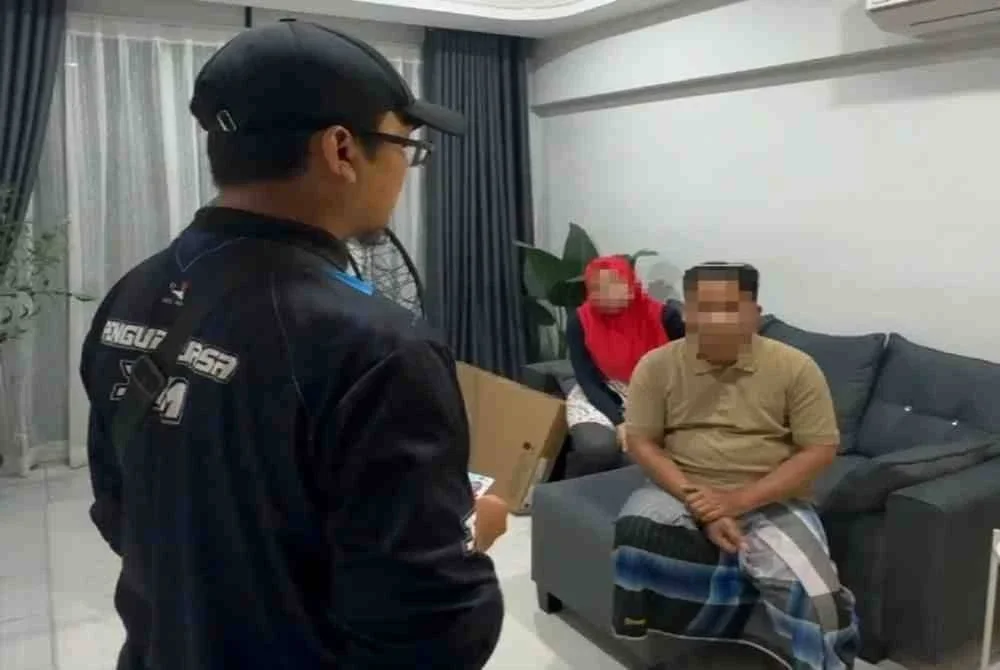 Seorang penjawat awam ditangkap khalwat dengan rakan sekerja berstatus janda dalam serbuan di sebuah rumah di Peringgit, tengah malam Selasa.