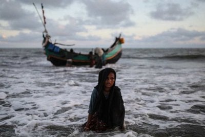 Warga Rohingya dan Bangladesh dilaporkan dibawa secara haram ke Malaysia dengan bot, namun ia tenggelam akibat cuaca buruk. Foto Agensi