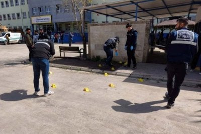 Pasukan polis dan forensik menjalankan siasatan di lokasi bekas pelajar melepaskan tembakan. Foto Reuters