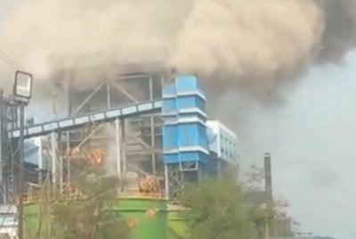 Rakaman televisyen menunjukkan kepulan asap tebal keluar dari loji berkenaan. Foto tular pembaca