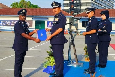 Yahaya (kanan) menyampaikan sijil penghargaan kepada Asisten Superintenden, R Yuvarajan sempena Perhimpunan Bulanan Polis Kontinjen Pahang di sini pada Rabu.