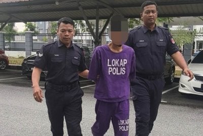 Suspek lelaki Indonesia dibawa polis ke Mahkamah Seremban untuk proses permohonan reman.