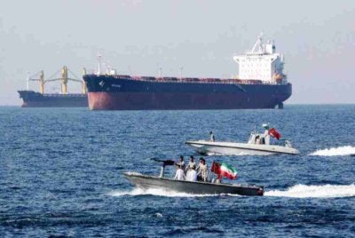 Gambar fail menunjukkan bot laju Iran melakukan rondaan di perairan Teluk Parsi.-Agensi