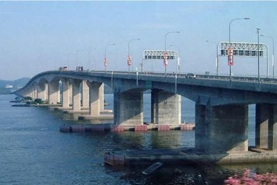 Kejadian pada jam 2.40 petang itu berlaku di Lebuhraya Linkedua arah selatan menunju Singapura. 