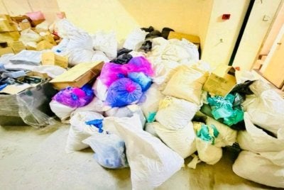 Sebuah premis di Puchong diserbu LGM dengan rampasan kira-kira 4 tan sarung tangan getah tanpa permit pada Selasa. Foto: LGM