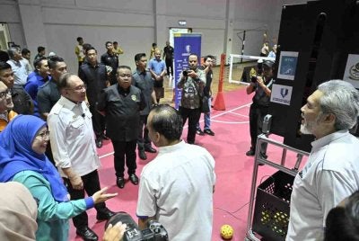 Perdana Menteri,Datuk Seri Anwar Ibrahim diberi taklimat ringkas mengenai RimauStrike dan Spike Trainer bersempena Majlis Pelancaran Kompleks Akademi Sepaktakraw Malaysia,Kuala Lumpur. FOTO UMPSA
