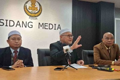 Razman (tengah) dalam sidang akhbar sempena Sidang DUN Perak pada Rabu.